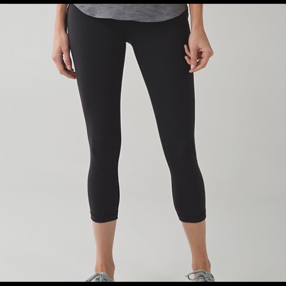 EUC lululemon black wunderunder crop size 6